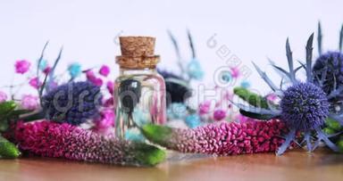 香水制造新的香气液体香水，把精油放在桌子上。